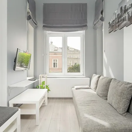 Charming And Modern With Mezzanine In Center By Renters بوزنان